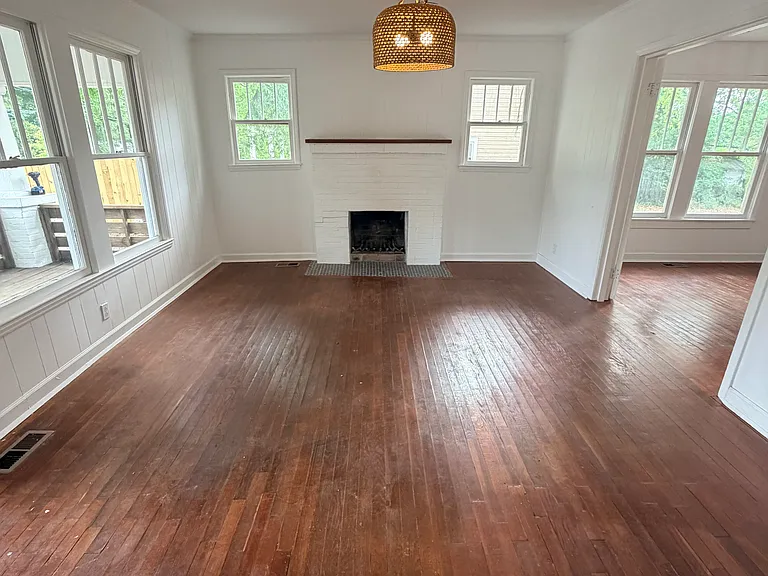 3035 University Dr — Photo 2