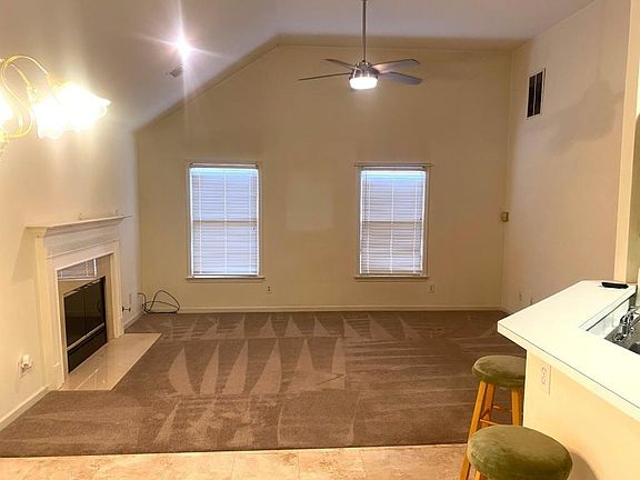5th image of 2305 Thornberry Dr