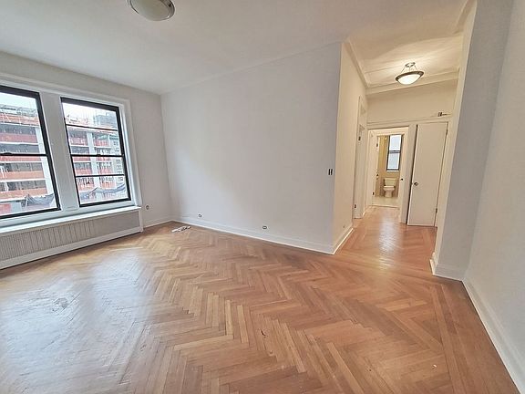 3rd image of 680 W End Ave #8EE