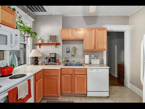 5th image of 233 Eastern Ave SE #233