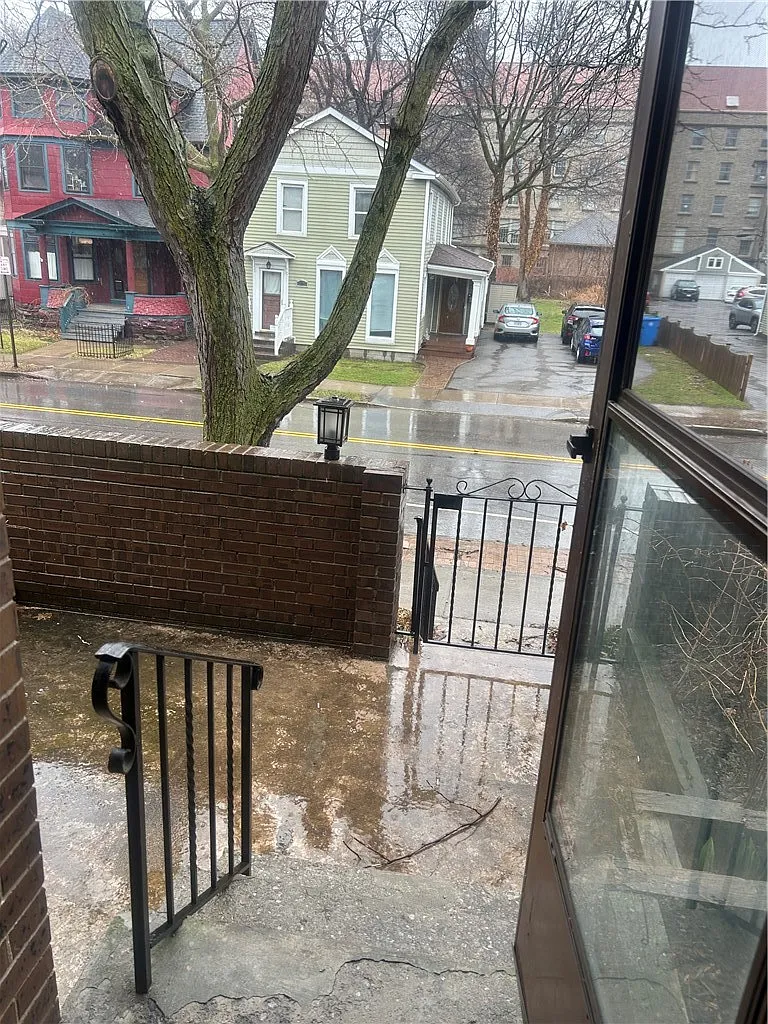 2 bed, 1.5 bath, 1226 sqft, $2,000 — Photo 3