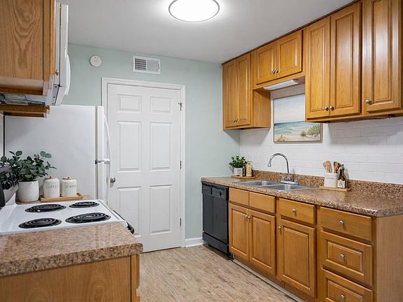 5th image of 1402 Camp Rd APT 13B
