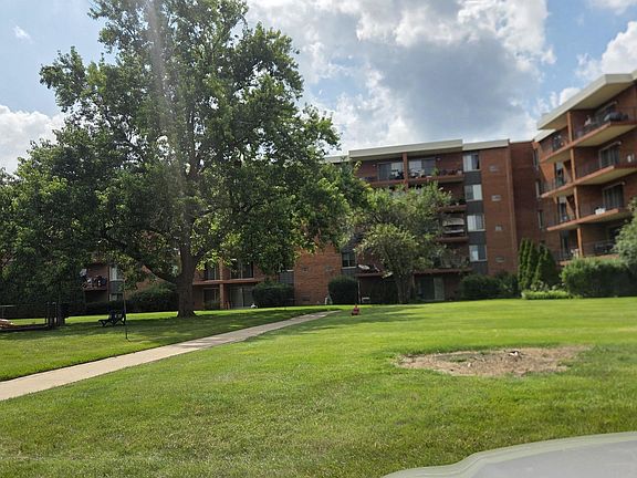 2nd image of 18 E Old Willow Rd APT 213N