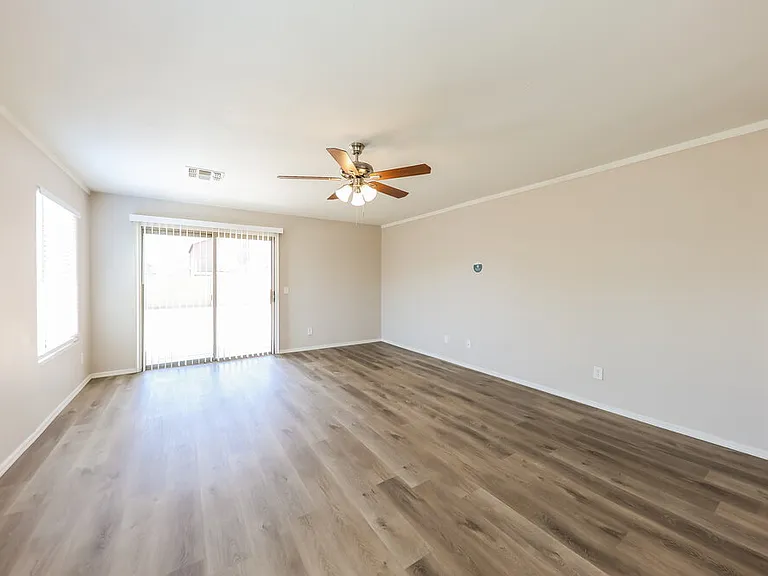 7919 W Magnolia St — Photo 4