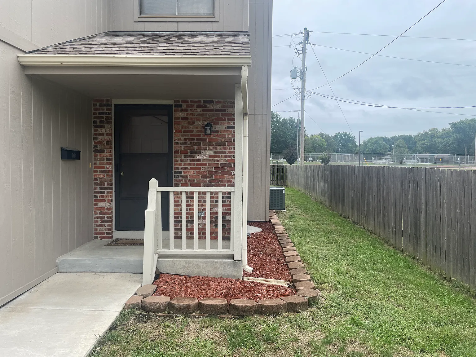 2 bed, 2.5 bath, 1900 sqft, $1,800 — Photo 2