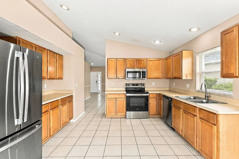 4 bed, 2.0 bath, 1936 sqft, $2,320 — Photo 4