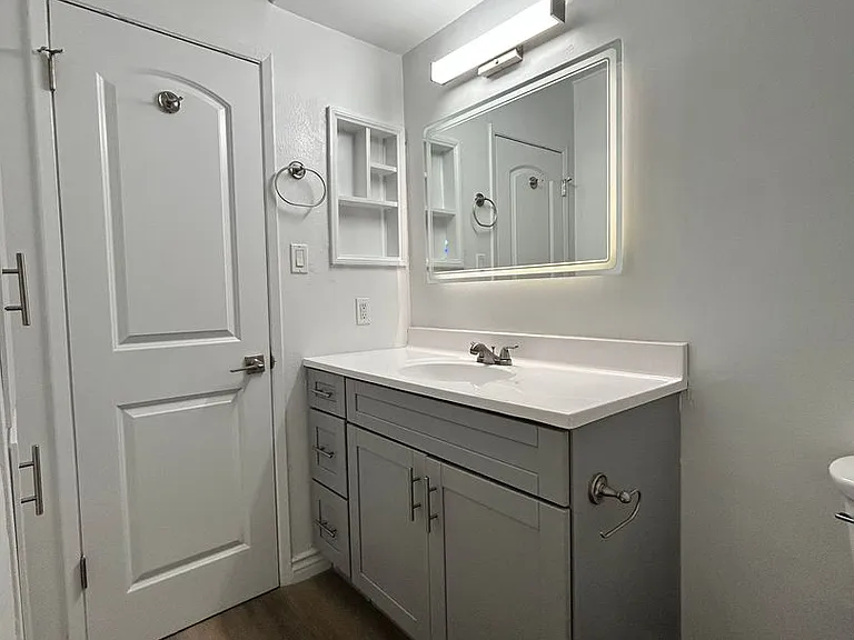 13860 Burbank Blvd — Photo 29