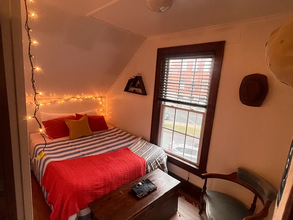 84 Van Dam St #2
