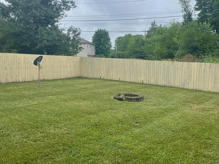 139 Lowell Ct — Photo 3