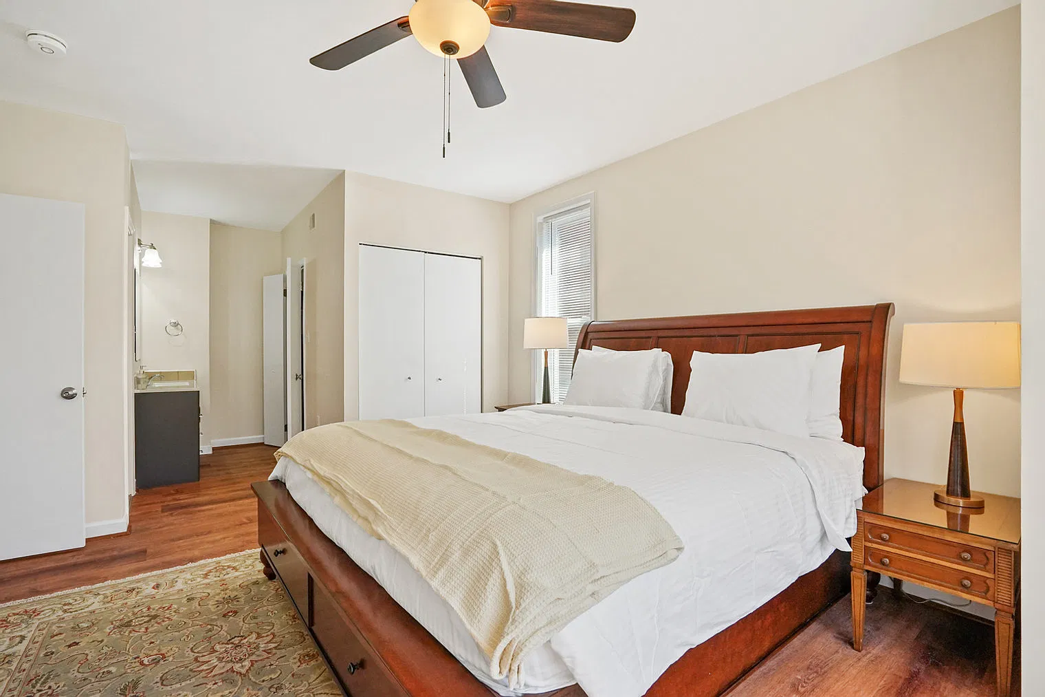 3 bed, 3.0 bath, 2400 sqft, $6,181 — Photo 4