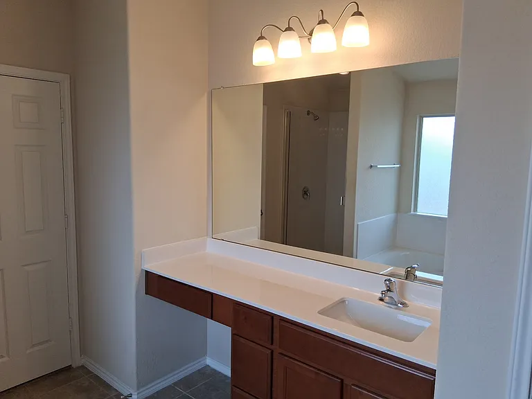 Primary En Suite (2)