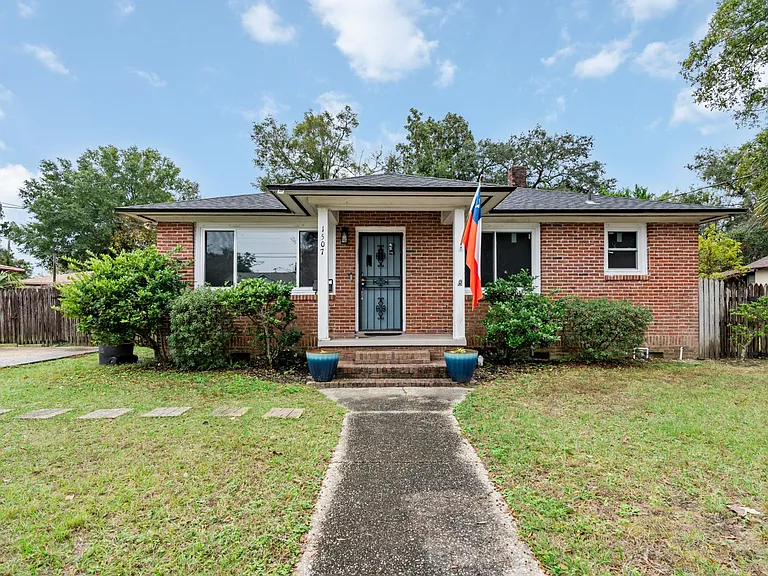 1507 W Gregory St — Photo 1