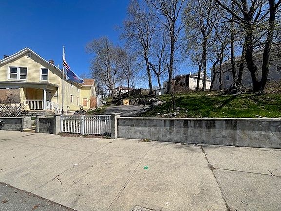2nd image of 1814 Pleasant St