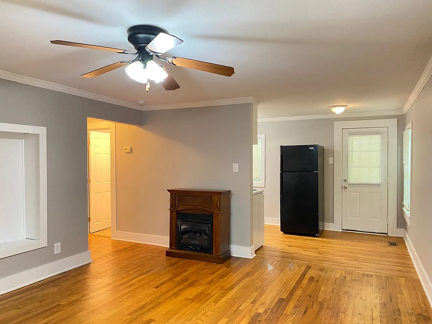 Great location 2 bedroom 1 bath home near APSU and Downtown! — Photo 3