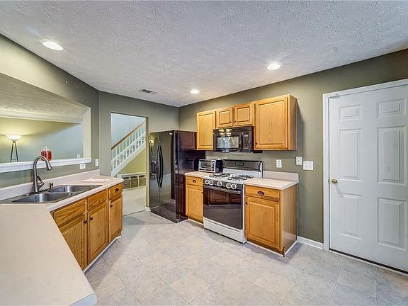 3rd image of 516 Kensington Park Dr