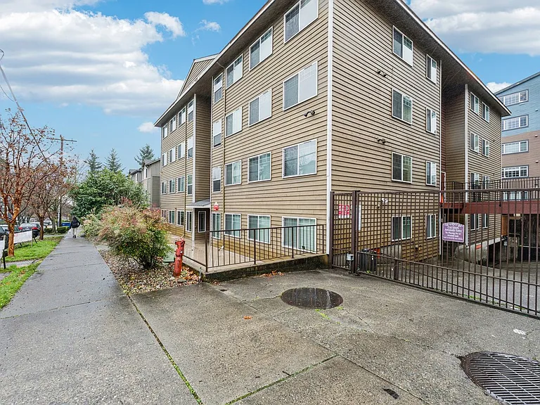 Westwood Apartments — Photo 45