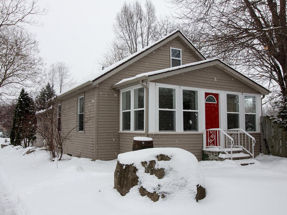 1st image of 605 W Ionia Ave
