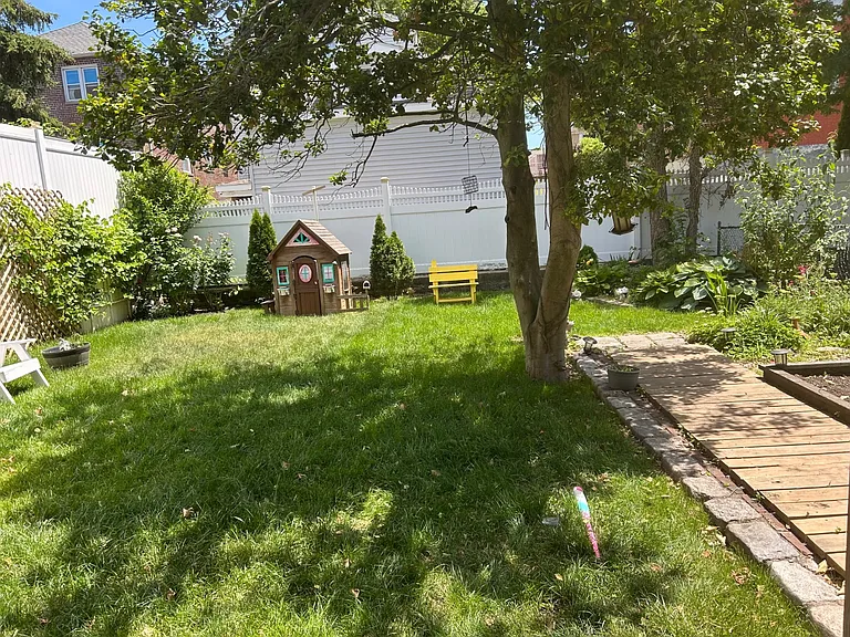 1522 Dwight Pl — Photo 16