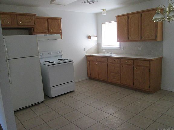 5th image of 817 E Gardena St