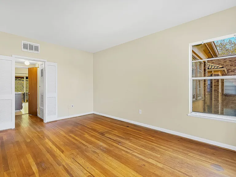 Oakmont Apartments — Photo 24