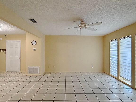 3rd image of 889 Hendry Dr