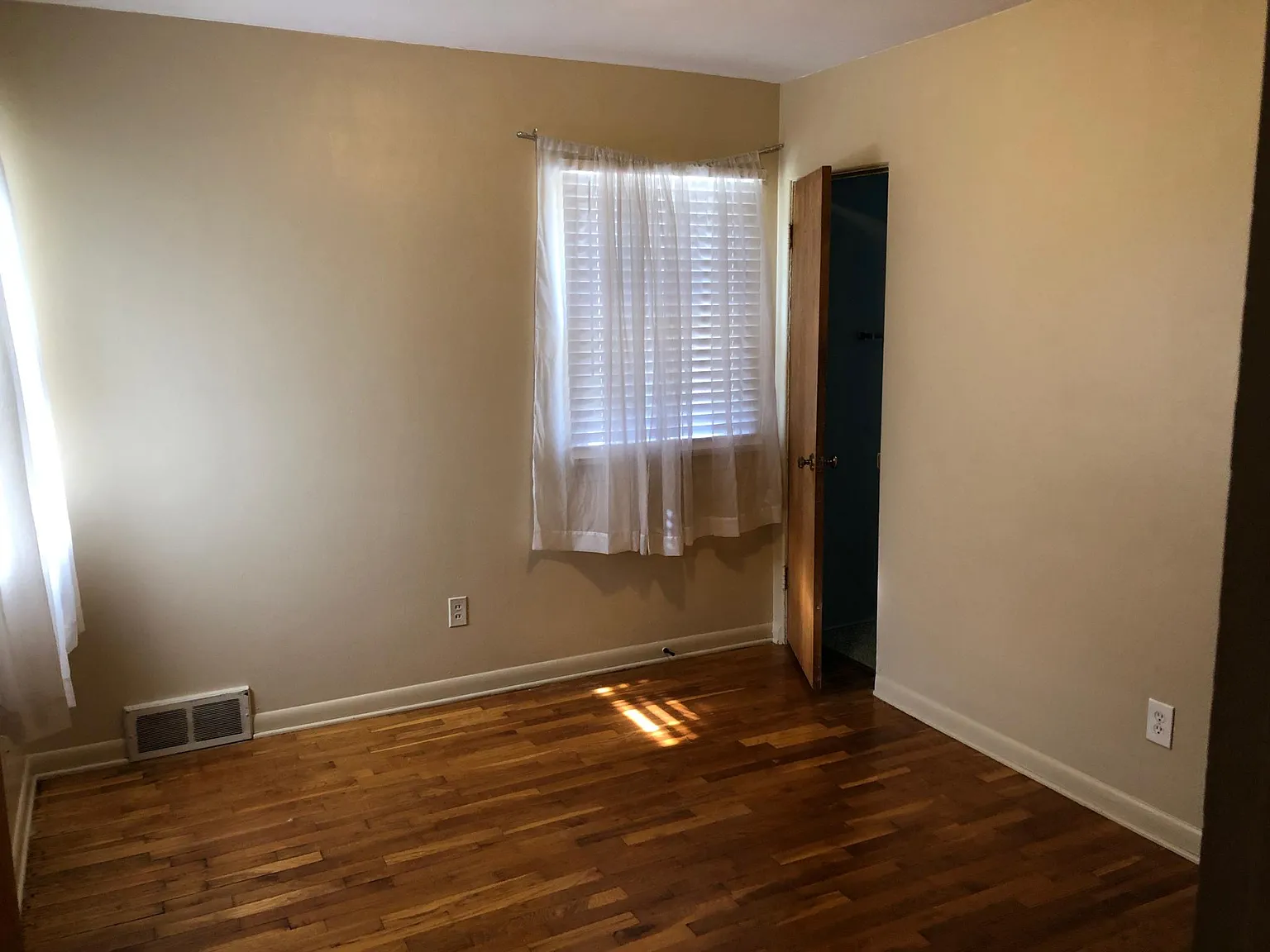 5 bed, 1399 sqft, $3,975 — Photo 4