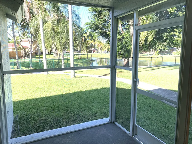 848 SW 10th St — Photo 3