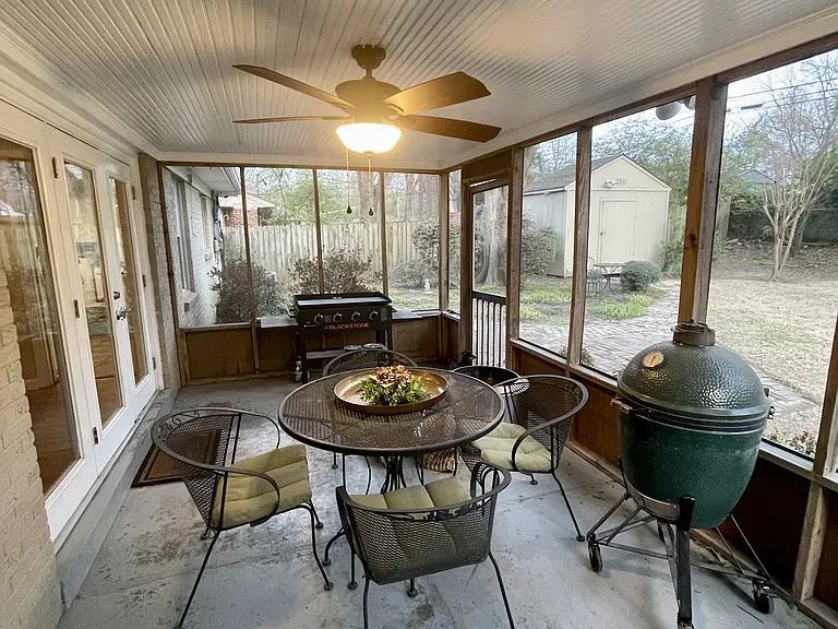 Screened in porch, great for entertaining