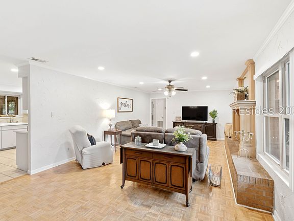 4th image of 263 Augusta Ave