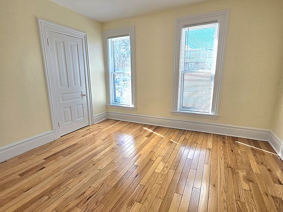 3rd image of 701 Lyon St NE