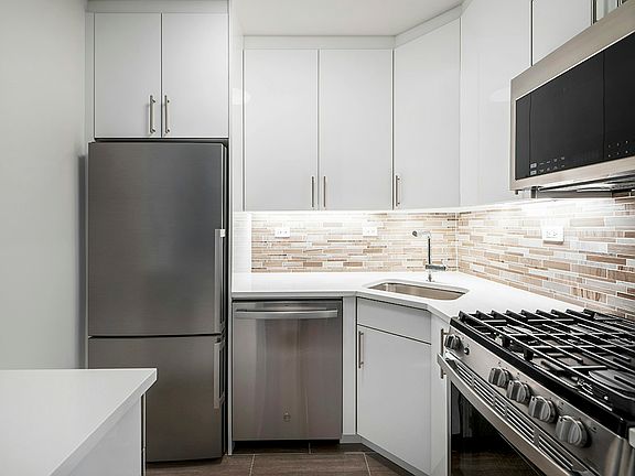 3rd image of 300 E 40th St APT 25A