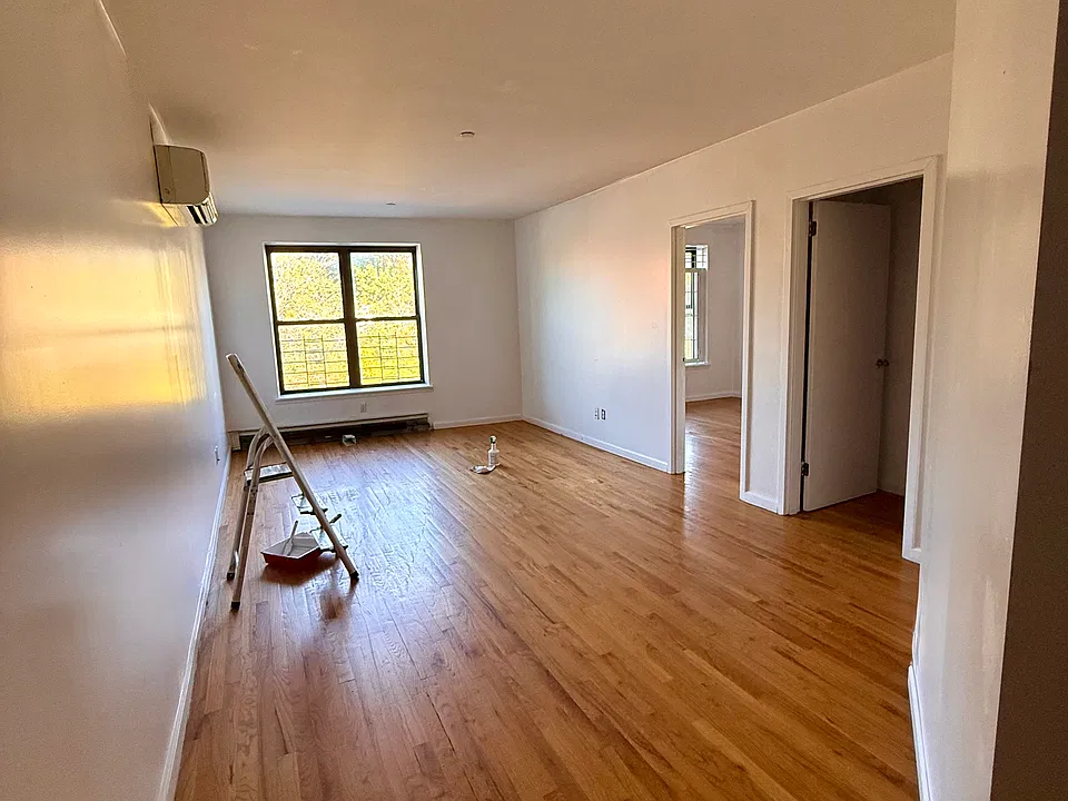 122 W 1st St #22