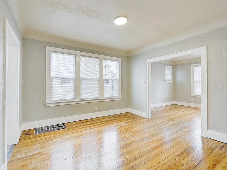 338 E Webster Ave — Photo 5