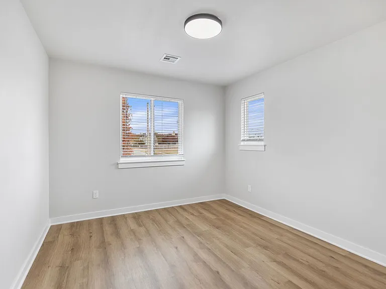 126 E Midway St — Photo 13