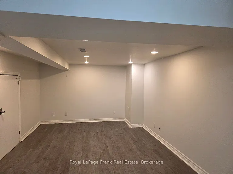 44 Billingsgate Cres — Photo 5
