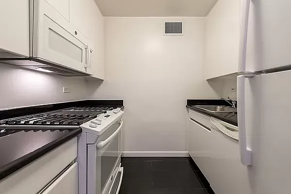 Rented by Solow Realty | media 8