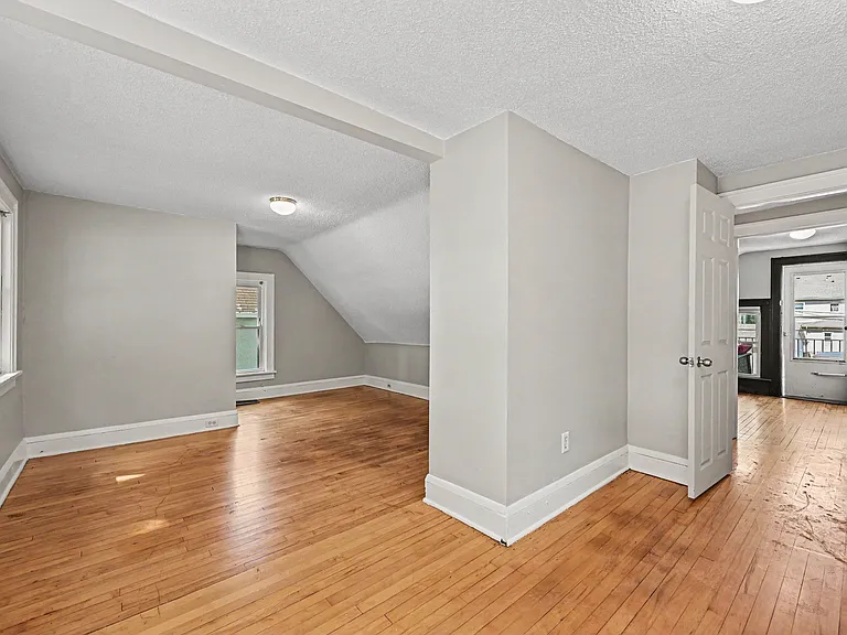 1411 Knox Ave N — Photo 11