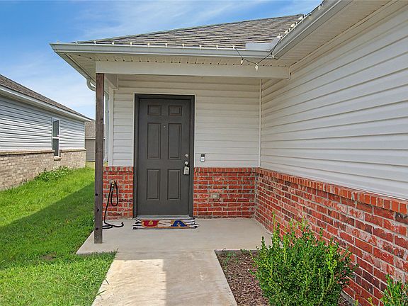 2nd image of 618 Georgia Pl