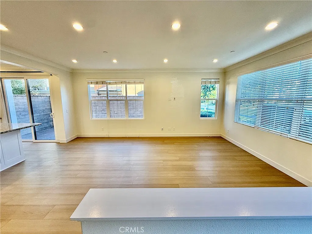 3 bed, 1695 sqft, $4,850 — Photo 4