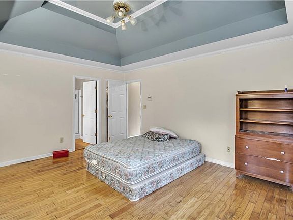 4th image of 401 The Farm Rd