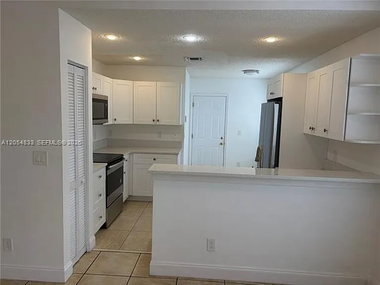9020 Lake Park Cir N #9020 — Photo 4