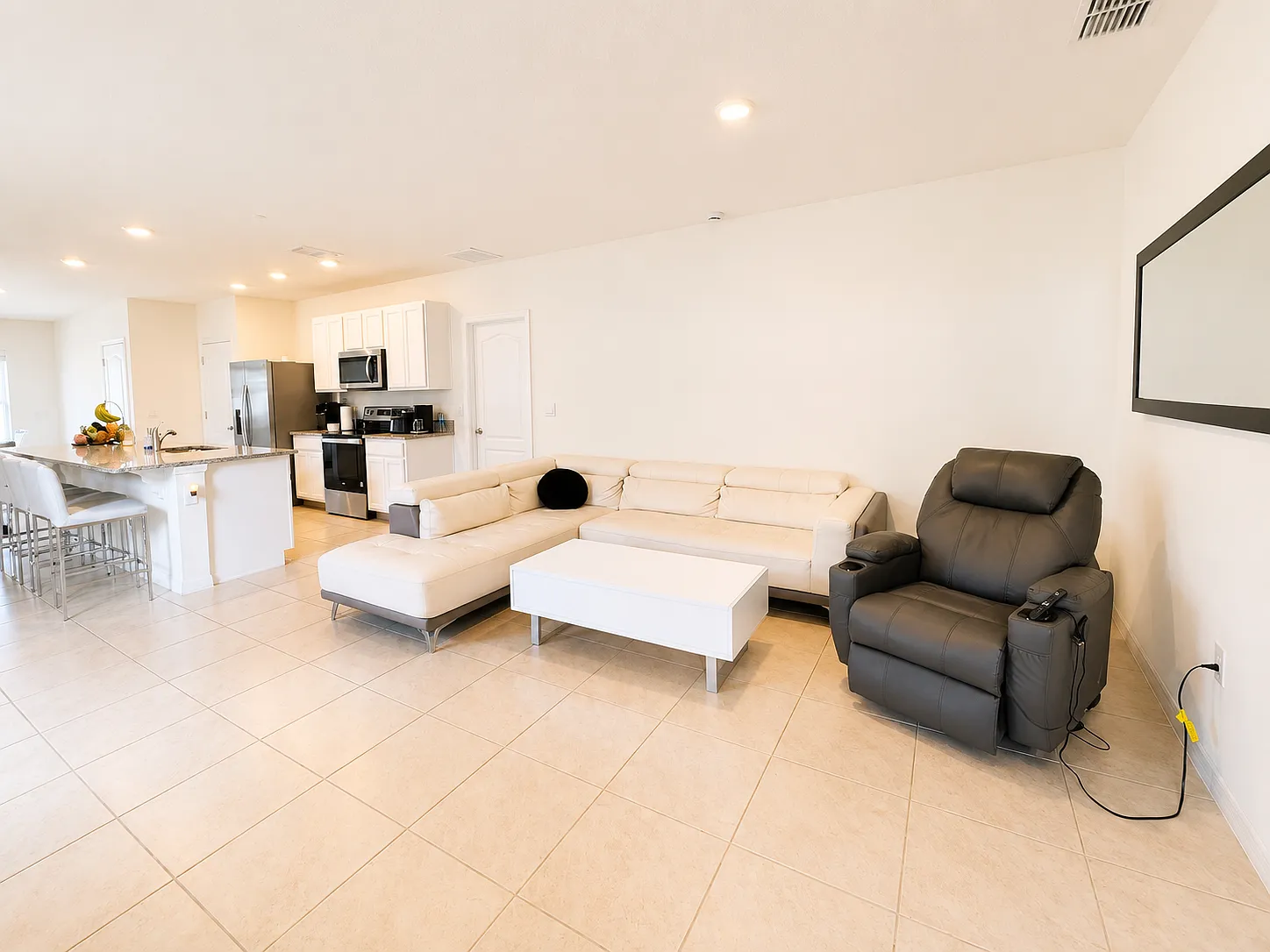 4 bed, 1720 sqft, $2,300 — Photo 4