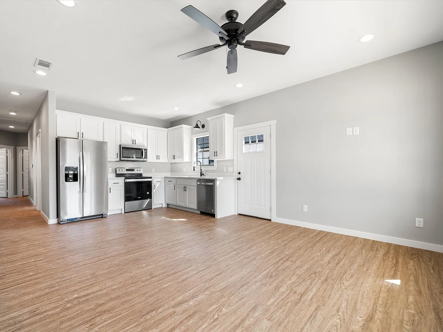 3 bed, 2.0 bath, 1200 sqft, $1,425 — Photo 1