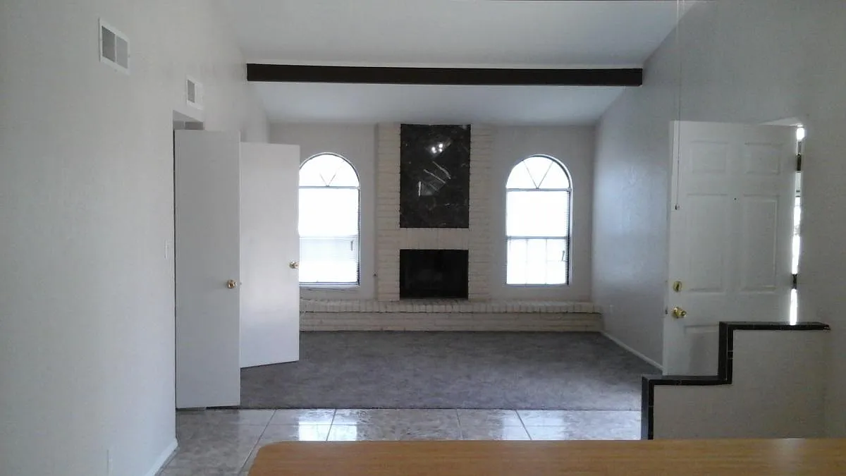 3519 E Glen Drive — Photo 2