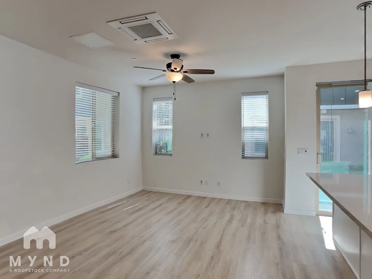 2 bed, 2.5 bath, 1010 sqft, $2,330 — Photo 4
