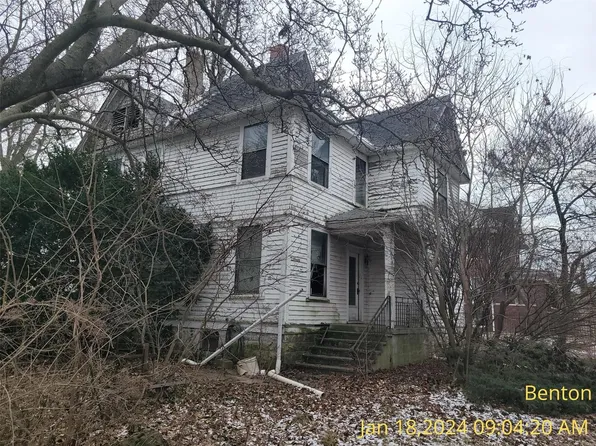 410 N Main St, Benton, IL 62812