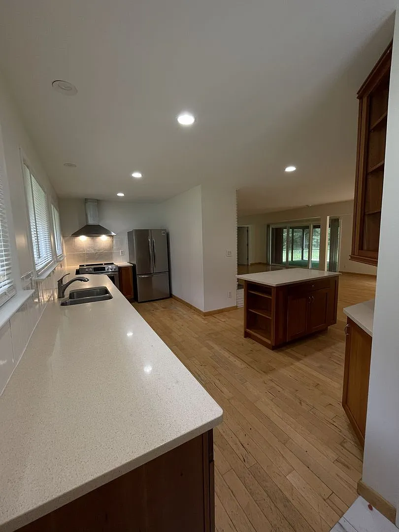Available now! Inviting ranch situated in desirable North Ann Arbor — Photo 3
