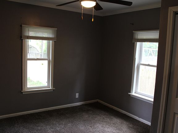 3rd image of 921 Burns St
