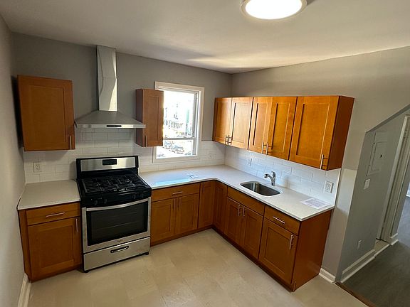 4th image of 65 Caroline Ave #3R