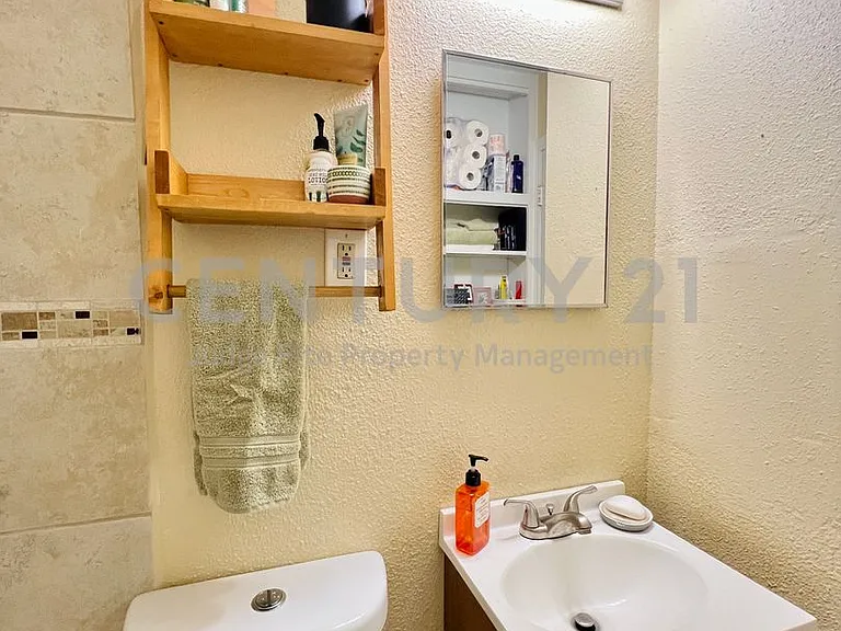 310 W 15th St — Photo 15